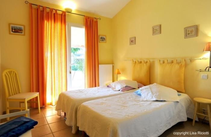 Les Hotes De La Combe Mouis Creissan Pokoj fotografie